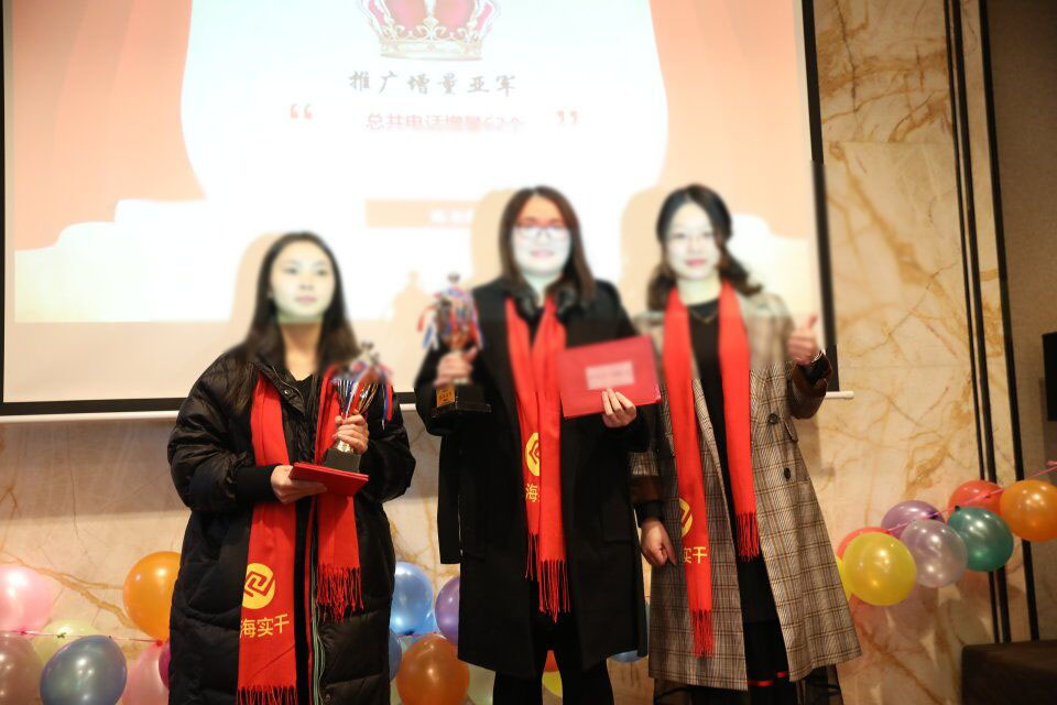 團(tuán)隊推廣獲獎成員與領(lǐng)導(dǎo)合照